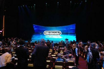 La gente entrando a la Conferencia de Nintendo y acomodándose en sus asientos