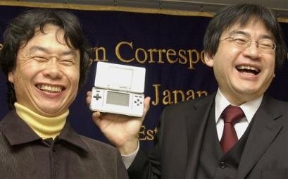 Miyamoto e Iwata festejan al Nintendo DS