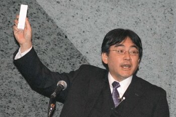 Satoru Iwata y el control del Nintendo Revolution
