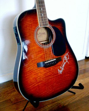 La guitarra firmada por Shigeru Miyamoto
