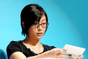 Utada Hikaru jugando Tetris DS