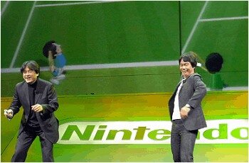 Satoru Iwata y Shigeru Miyamoto jugando Wii Tennis